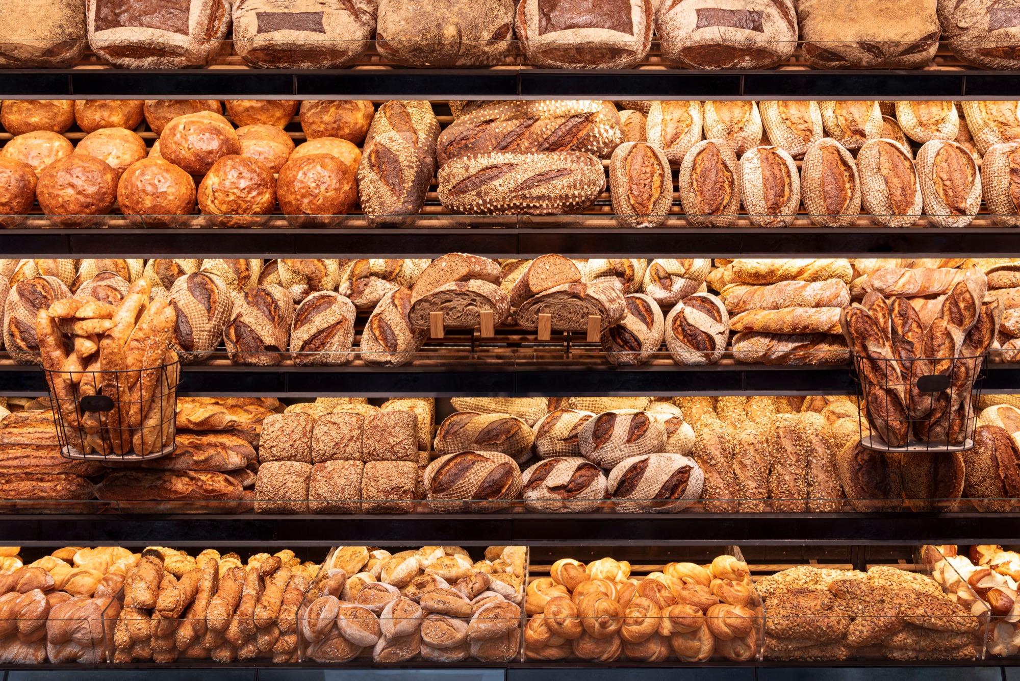 Regal voller frischer Brote in einer Bäckerei