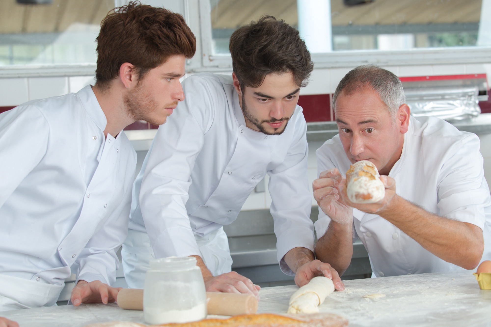 Bäckerteam bespricht sich in der Backstube
